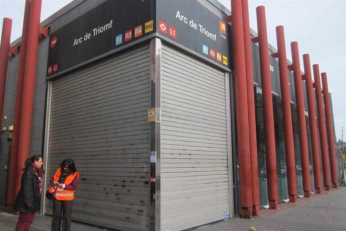 Estación de Arc de Triomf cerrada tras el incendio