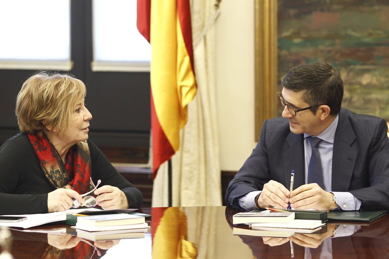 Celia Villalobos y Patxi López en la primera reunión de la mesa del Congreso