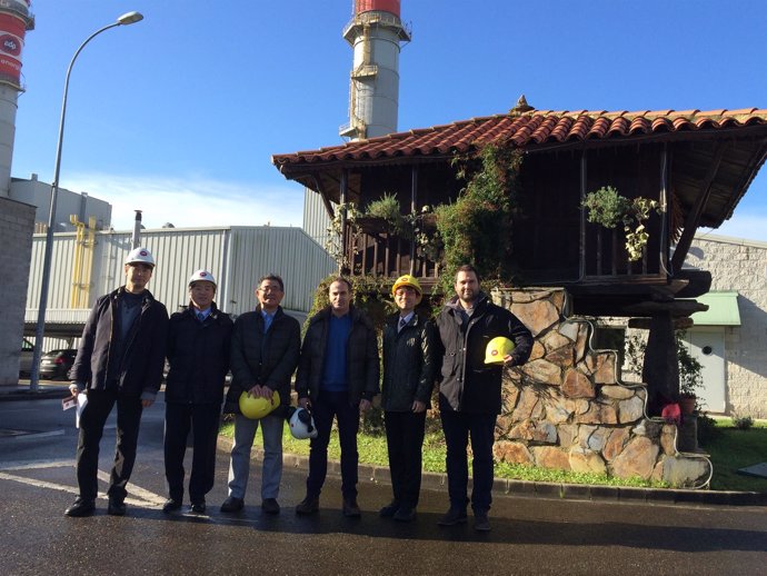 Jorge Muñiz, jefe de producción de EDP con personal de Tokyo Gas y Mitsubishi