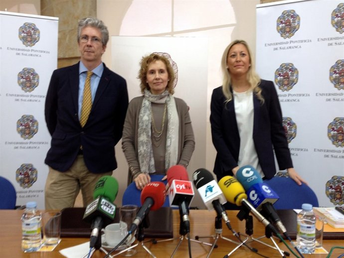 La rectora Myriam Cortés en un encuentro con los medios