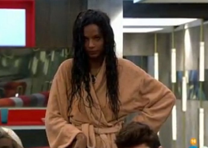 Liz recién duchada tras su ataque/Telecinco