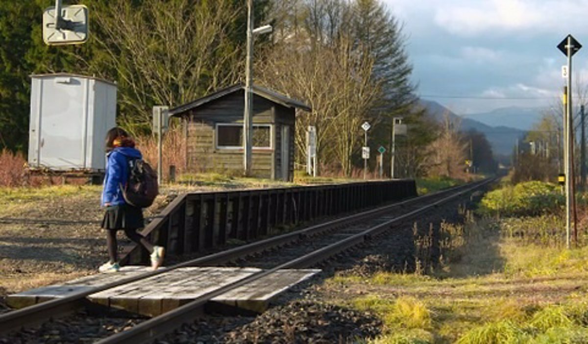 El tren que para en una estación sólo para recoger a una estudiante japonesa