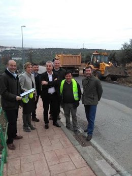 Izquierdo (centro) visita las obras de reparación