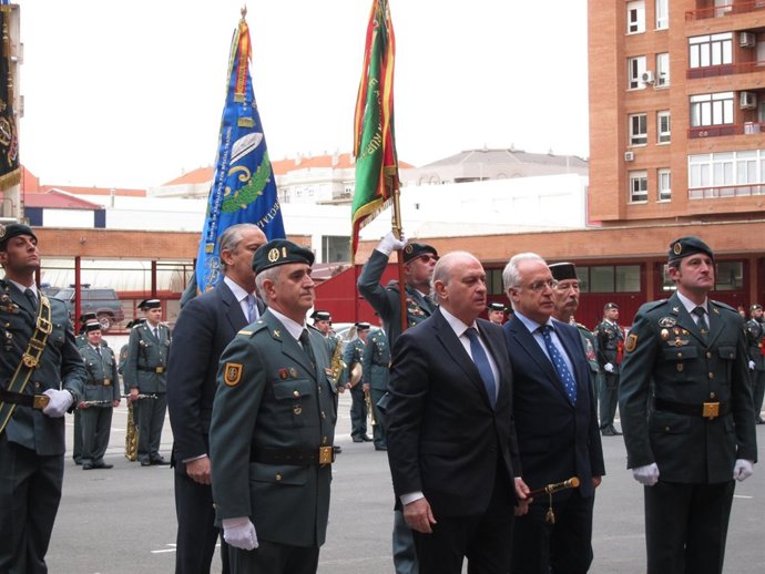 El ministro del Interior con Ceniceros en entrega corbata a UAR