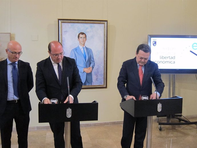 Los presidentes del Gobierno regional y de CROEM firman el acuerdo