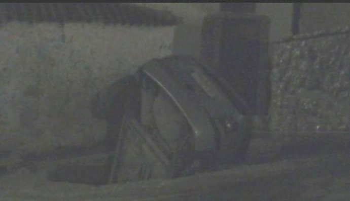 Coche 'engullido' por un socavón en Castro Urdiales. Temporal