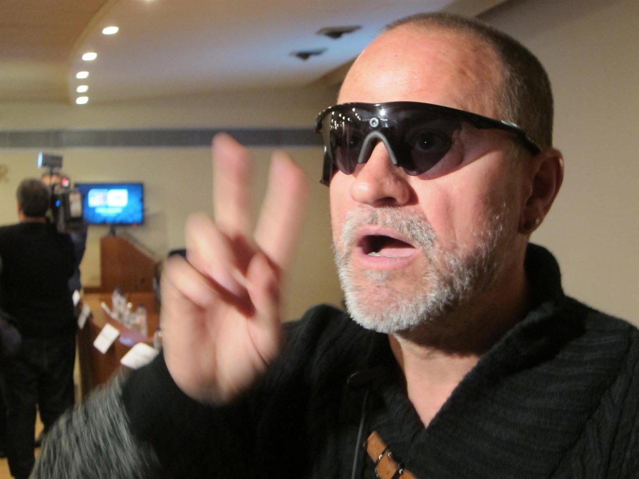 Carlos Martínez, paciente con un implante de retina recupera parte de la visión