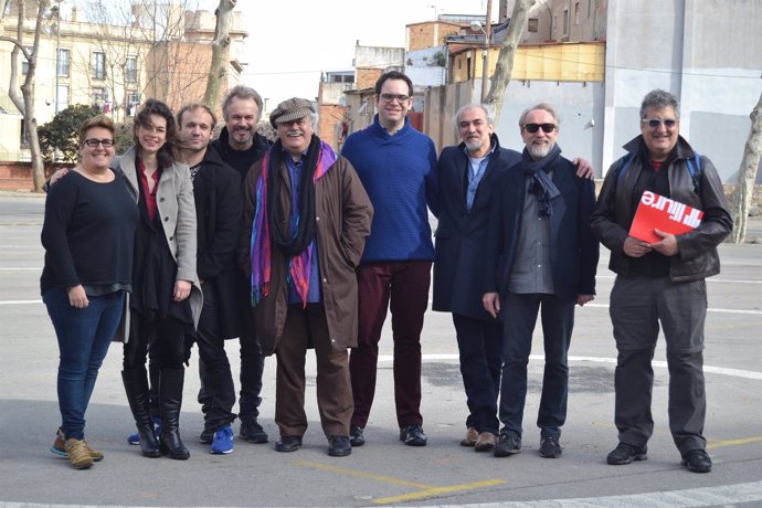 El elenco de 'Invernadero' con el director Mario Gas