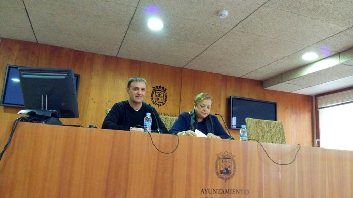 Sofía Morales junto al portavoz municipal Natxo Bellido