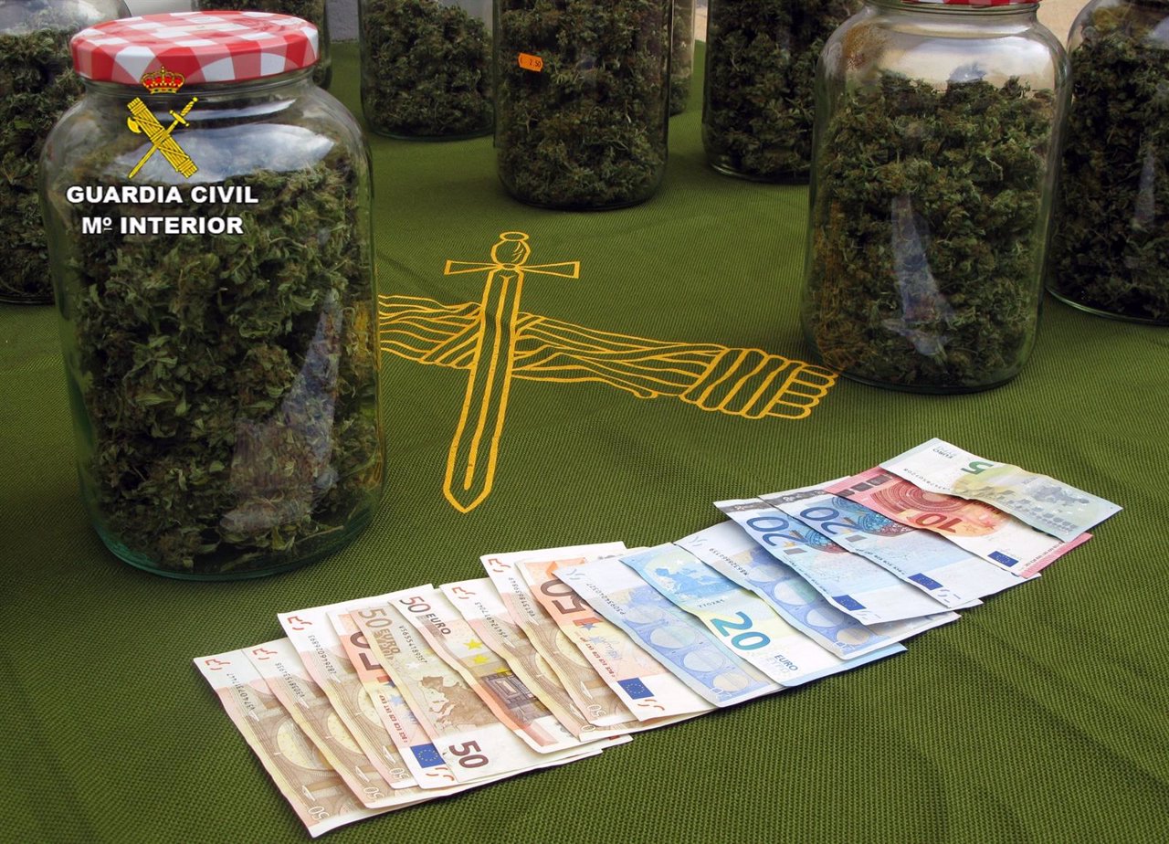 Guardia Civil se hace con casi dos kilos de cogollos de cannabis sativa