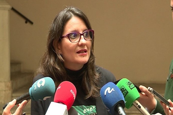 Mònica Oltra atendiendo a los medios de comunicación