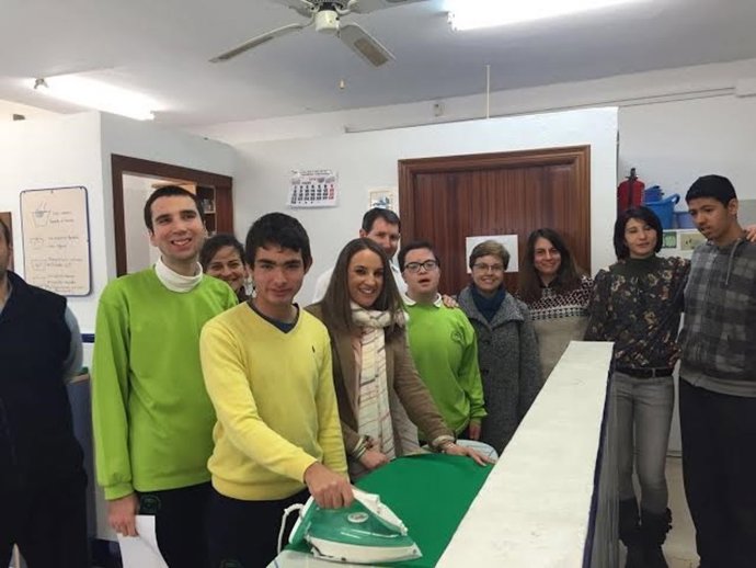 Ruiz (centro) durante su visita al Centro Educativo