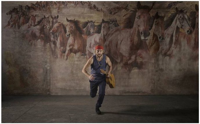 El cantante Macaco con caballos