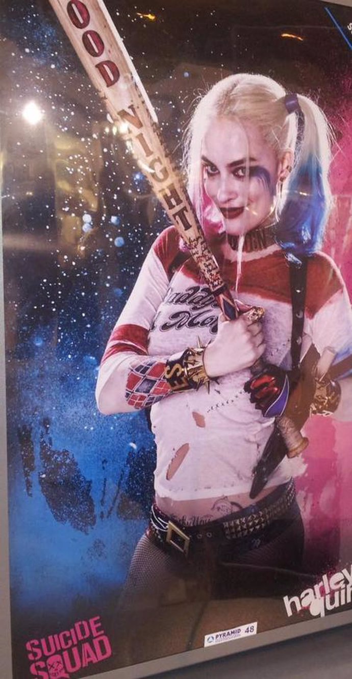 Suicide Squad: Harley Quinn (Margot Robbie) presume de bate en los nuevos  carteles