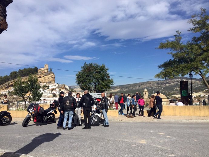 Turistas visitando el municipio granadino de Montefrío