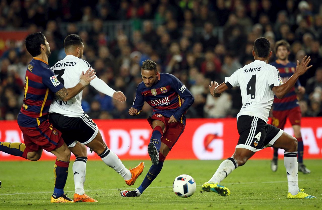 Neymar tira a puerta ante la presencia de Rubén Vezo