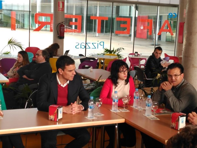 Sánchez se reúne con parte de la comunidad educativa