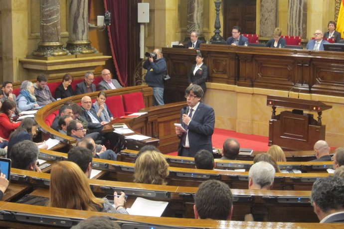 El presidente de la Generalitat, Carles Puigdemont, responde a preguntas