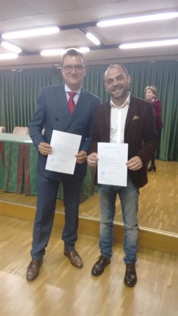 Miguel Garaulet y José Luis Martínez recogiendo sus actas