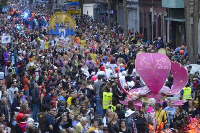 Vista de la cabalgata infantil en la calle Albareda