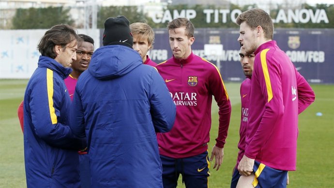 Luis Enrique conversa con varios canteranos del Barcelona