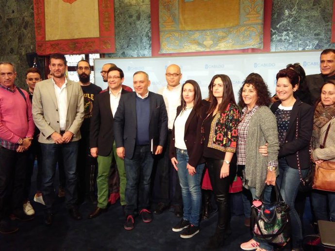 Shingo Shato con alumnos del IES Las Indias