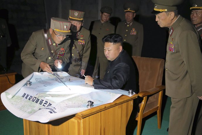El general Ri Jong Gil, a la izquierda, con Kim Jong Un