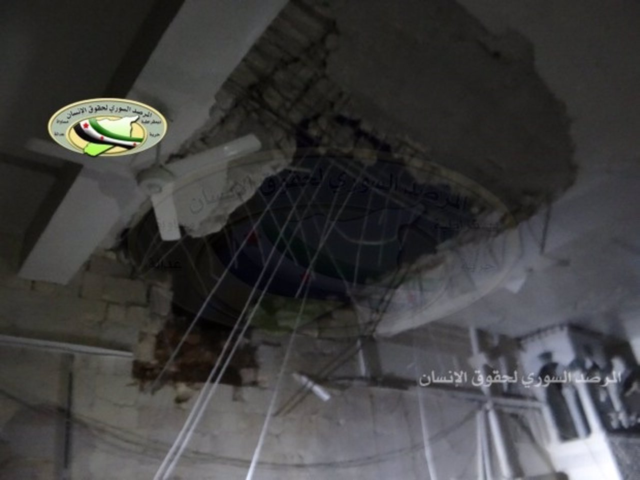 Daños causados en una mezquita de Alepo por un barril bomba