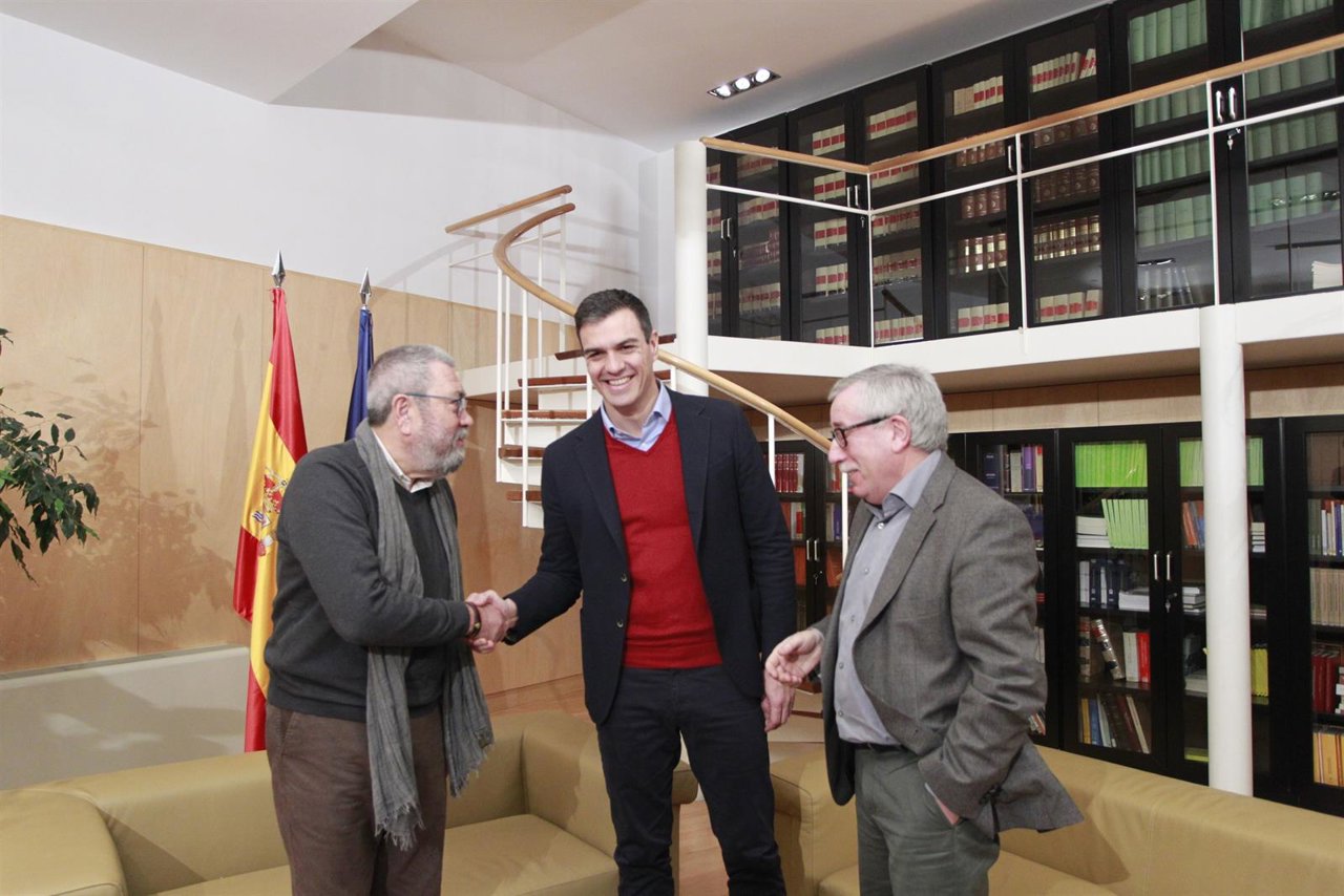 Pedro Sánchez se réune con Fernández Toxo y Cándido Méndez en el Congreso