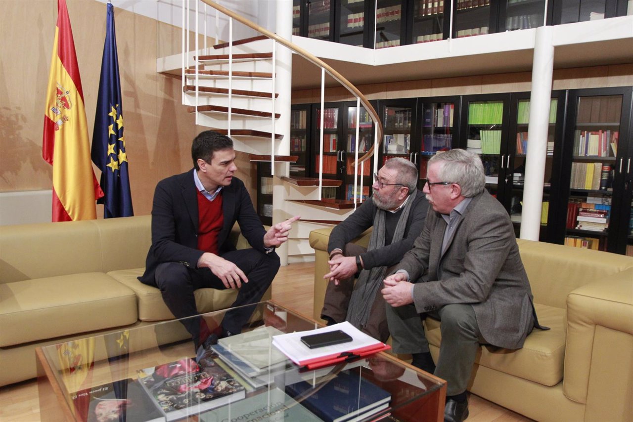 Pedro Sánchez se réune con Fernández Toxo y Cándido Méndez en el Congreso