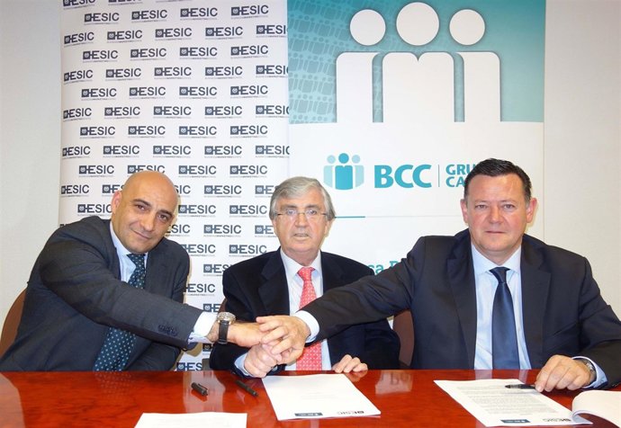 Momento de la firma del acuerdo entre Cajamar y Esic