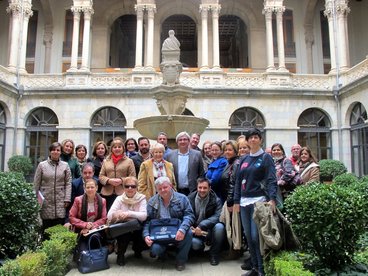 Foto de familia de Cruz con responsables de las asociaciones.