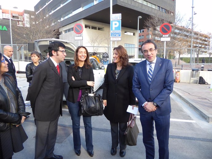 El conseller Josep Rull con la alcaldesa Mercè Conesa, entre otros