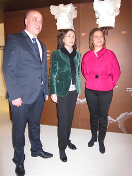 Rosa Aguilar (centro), entre Antonio Ruiz e Isabel Ambrosio en Medina Azahara