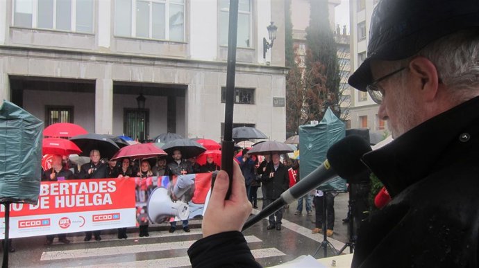 Gerónimo Blanco lee el comunicado de la concentración. 