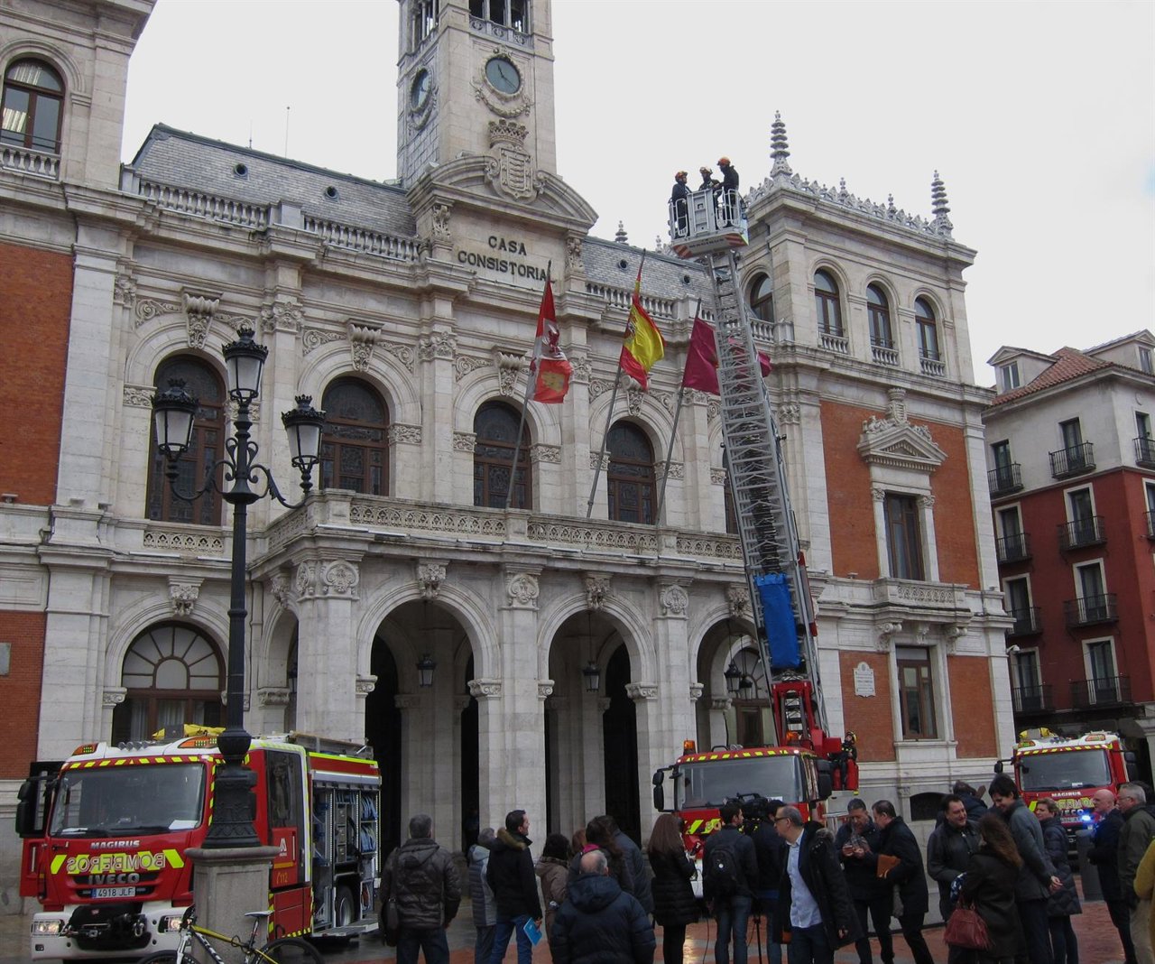 Las nuevas autobombas y la autoescala reparada, ante la fachada del Ayuntamiento