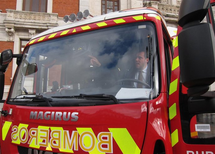 El alcalde, Óscar Puente, en una de las nuevas autobombas de Bomberos