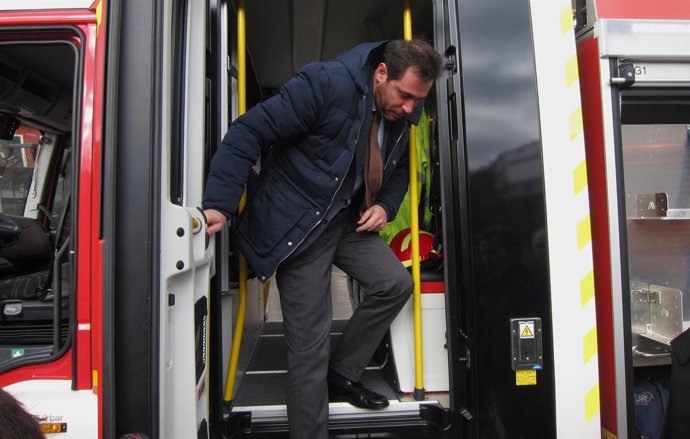 El alcalde de Valladolid desciende de un camión de Bomberos