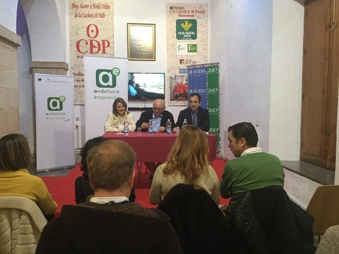 Cobo (i), presenta el balance de los CADE en la provincia.