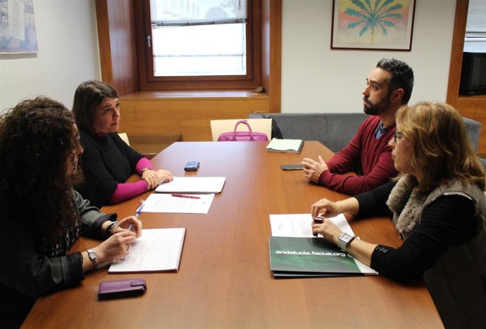 Representantes de IU reunidos con Facua