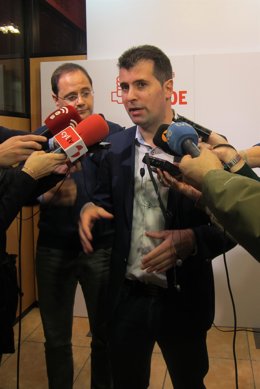 Luis Tudanca atiende a los medios en presencia de César Luena