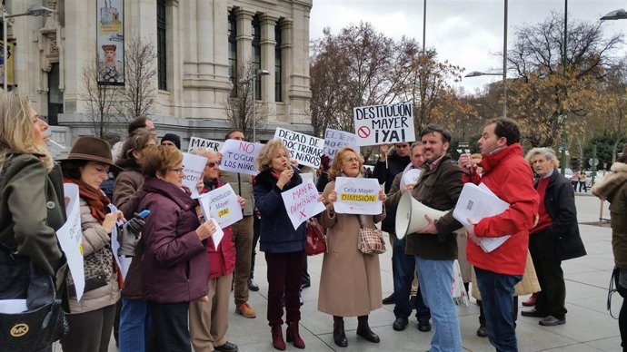Firmantes de la petición para el cese de Mayer en la Plaza de Cibeles