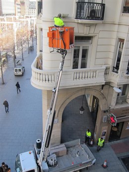 Operario en grúa, trabajador, elevador