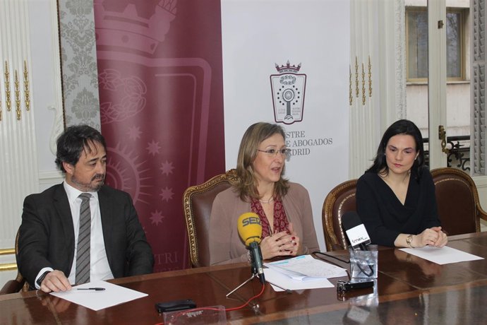 La decana del ICAM, Sonia Gúmper, en el centro, durante la presentación del prog