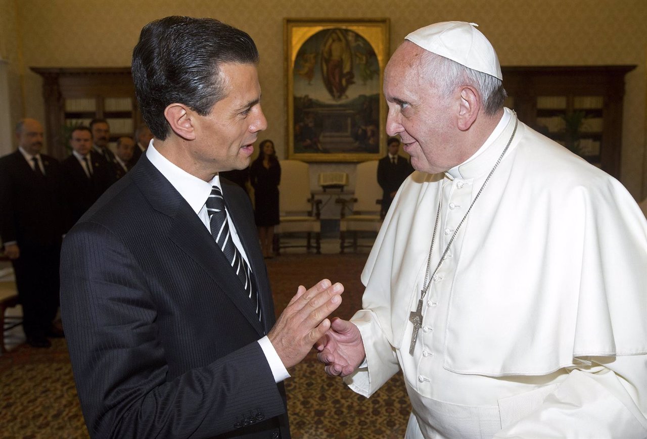 Pope Francis speaks with Mexico's President Enrique Pena Nieto during a private 