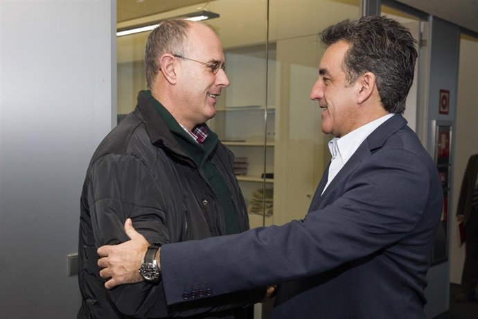 El consejero de Innovación, Industria y Turismo con el alcalde de Arredondo