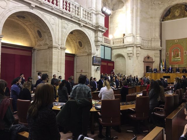 El Parlamento andaluz durante el minuto de silencio por José Luis Serrano