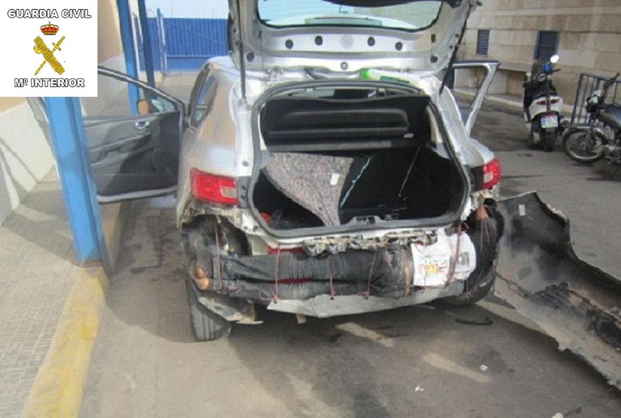 Descubren En Melilla A Tres Inmigrantes En Dobles Fondos De Vehículos, Uno Atado