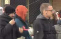 Salen de prisión los titiriteros arropados por amigos que empujan a la prensa a la que acusan de manipulación