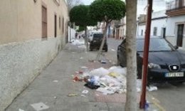 Basura acumulada en Los Palacios.